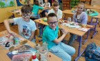 Klasa 3 a na zajęciach rozwijających kreatywność wykonała jesienne świeczniki.
