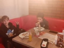 Klasa 4a świętowała Dzień Chłopaka spędzając wspólnie czas na ulubionej pizzy 