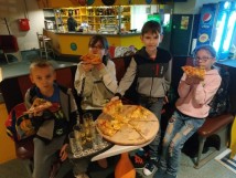 Miło spędzony Dzień Chłopaka klasy 5a w kręgielni Renoma 