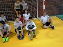 Wolny czas spędzamy na zajęciach sportowych. 4b