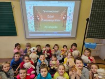 Uczniowie klasy 1a tańcząc, układając puzzle, rozwiązując escape room, ćwicząc polski i…