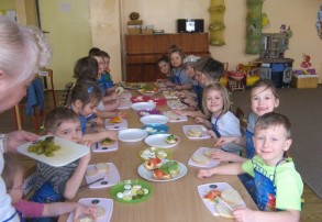 Dzieciaki z 18stki robią zdrowe kanapki