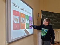 Klasa 2a omawia lekturę,dobrze się przy tym bawiąc.