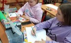 Klasa 4b przygotowuje się do świątecznego kiermaszu. Robimy ozdoby, choinki, kartki świąteczne.