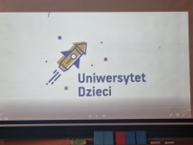 Klasa 1a przystąpiła do projektu Uniwersytetu Dzieci- Ciekawskie pierwszaki. Jak poznawać świat w…