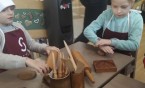 Klasa 1a na warsztatach piernikowych... Mieliśmy szczęście, spotkaliśmy świętego Mikołaja