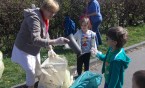 Przedszkolaki z 11  SPRZĄTAŁY  ŚWIAT  na SADZAWKACH