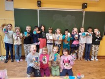 Uczniowie kl. 1a na lekcji techniki zrobili dziś swoje akwaria 