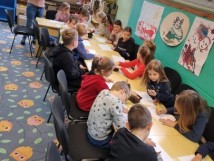 Uczniowie klasy 2b uczestniczyli w zajęciach czytelniczych w Miejskiej Bibliotece Publicznej.…