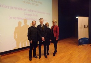 Na zdjęciu tata Marcina, Marcin, pani S.Szkaradek oraz Dyrektor Szkoły