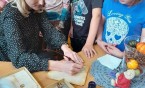 Dziś klasa 3a, poznając tradycje, kulturę, dawne zwyczaje i życie ludzi minionej epoki, miała…