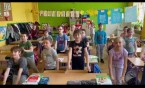 2a przyjmuje wyzwanie i zachęca do gimnastyki śródlekcyjnej. My też wyginamy śmiało ciało!