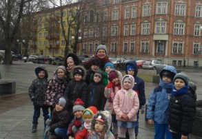 PRZEDSZKOLAKI ZWIEDZAJĄ URZĄD MIASTA - P9