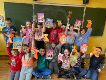Klasa 2a zakończyła przygodę z kolejną, samodzielnie przeczytaną lekturą o niezwykłym kotku pt.…