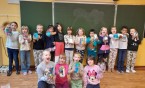 Uczniowie kl. 1a na lekcji techniki zrobili dziś swoje akwaria 