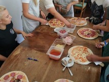 Zbliżający się Dzień Chłopaka kl.6a spędziła na warsztatach w pizzerii