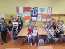 Uczniowie klasy 2b pogłębiają wiedzę o swoich przodkach.