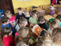 Klasa 1 a z wizytą w Białej Krainie…czyli kolejne zadanie z ogólnopolskiego programu „Zdrowo jem,…