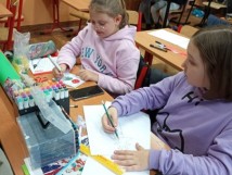Klasa 4b przygotowuje się do świątecznego kiermaszu. Robimy ozdoby, choinki, kartki świąteczne.