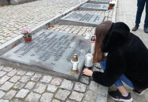 W hołdzie ofiarom- wizyta SP 6 w Muzeum Auschwitz- Birkenau