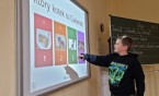 Klasa 2a omawia lekturę,dobrze się przy tym bawiąc.