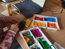 Budujemy, programujemy i dobrze się bawimy! Zajęcia rozwijające z informatyki dla uczniów klas 5…