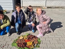 Przyrodnicze mandale w wykonaniu dzieci z klasy 1b 