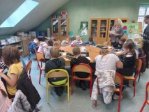 Klasa 4a na lekcji w szkolnej bibliotece..."Jakie informacje znajdziemy na kartach katalogowych?"