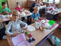 Dzisiaj w klasie 2b owocowe szaleństwo. Dzieci przygotowywały pyszne, zdrowe i pożywne sałatki…