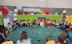 Dzisiaj uczniowie z SP 11, czytali zajączkom bajkę pt: 101 Dalmatyńczyków 