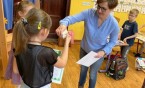 Rozdanie nagród i dyplomów zwycięzcom konkursu z okazji Dnia Świętego Patryka.