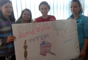 GIMNAZJALIŚCI z G8 ZSI w  „AMERICAN CORNER”