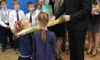 Uroczyste pasowanie uczniów klas pierwszych SP 6