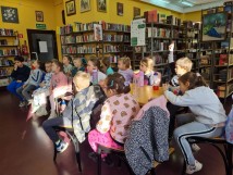 KLASA 1B Z WIZYTĄ W BIBLIOTECE MIEJSKIEJ.